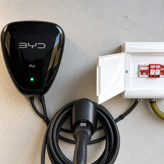Carregador de carro elétrico ligado com luz verde ao lado do quadro