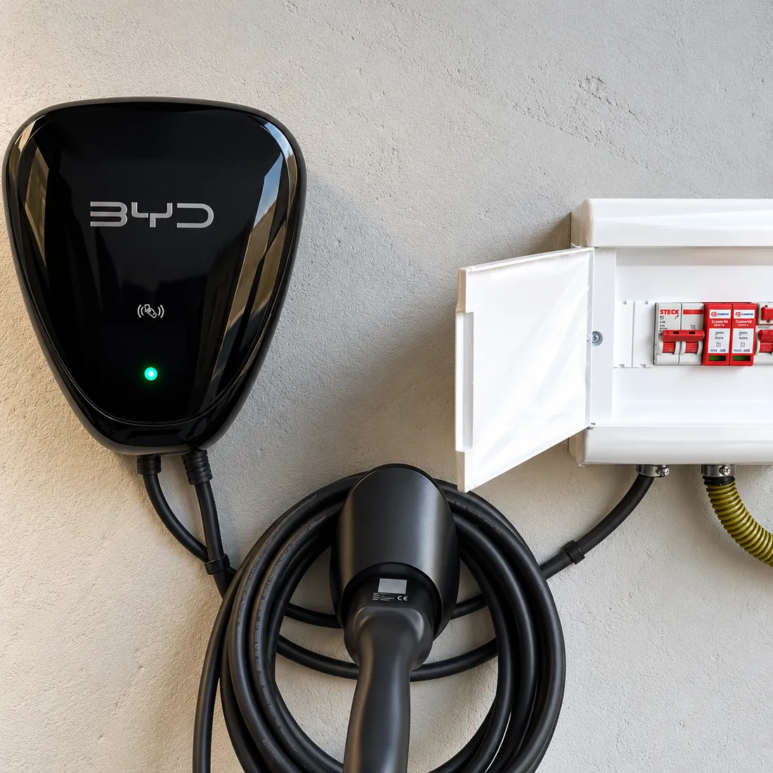 Carregador de carro elétrico instalado na parede ao lado do quadro de proteção