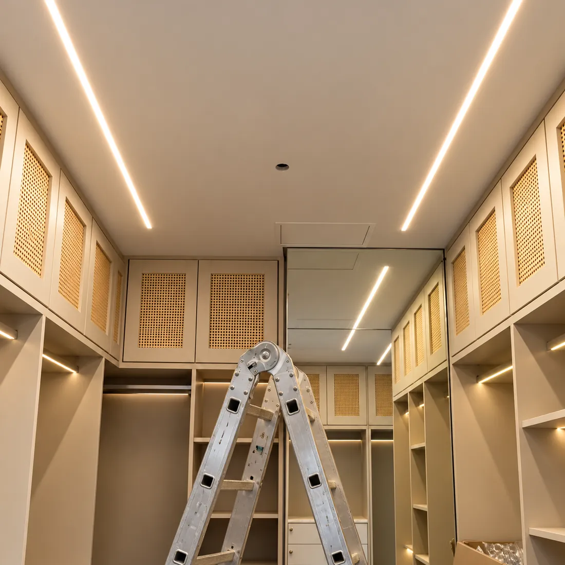Closet com o lustre ainda não instalado