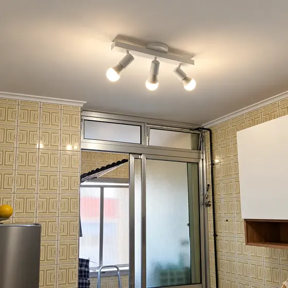 Spot de trilho com três lâmpadas na cozinha