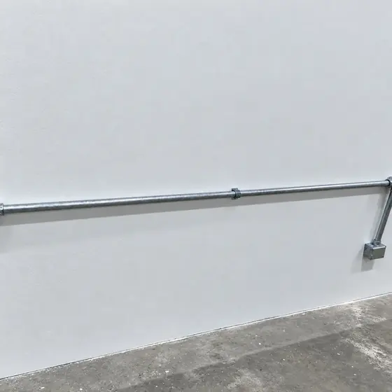 Eletroduto galvanizado aparente em parede de galpão