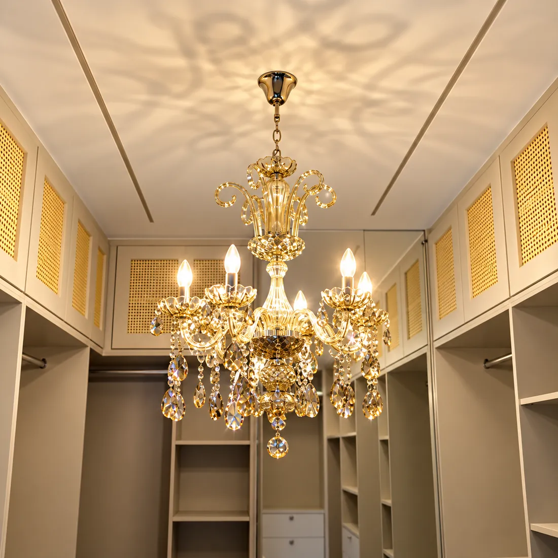 Closet com lustre de cristal aceso, refletindo desenhos de luz no teto