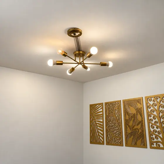 Pendente dourado estilo sputnik com lâmpadas aparentes