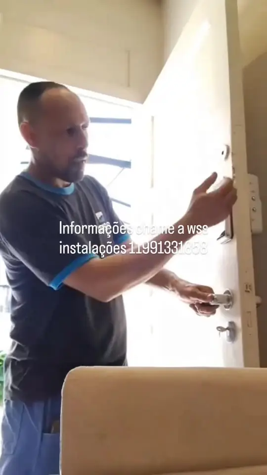 William instalando uma fechadura digital em porta de madeira