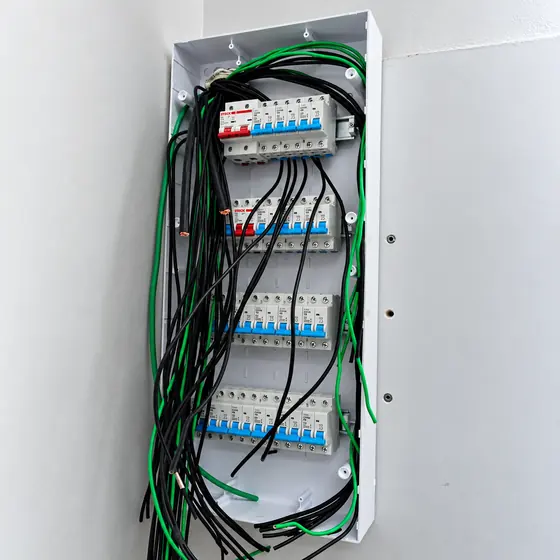 Quadro com fiação solta (antes)
