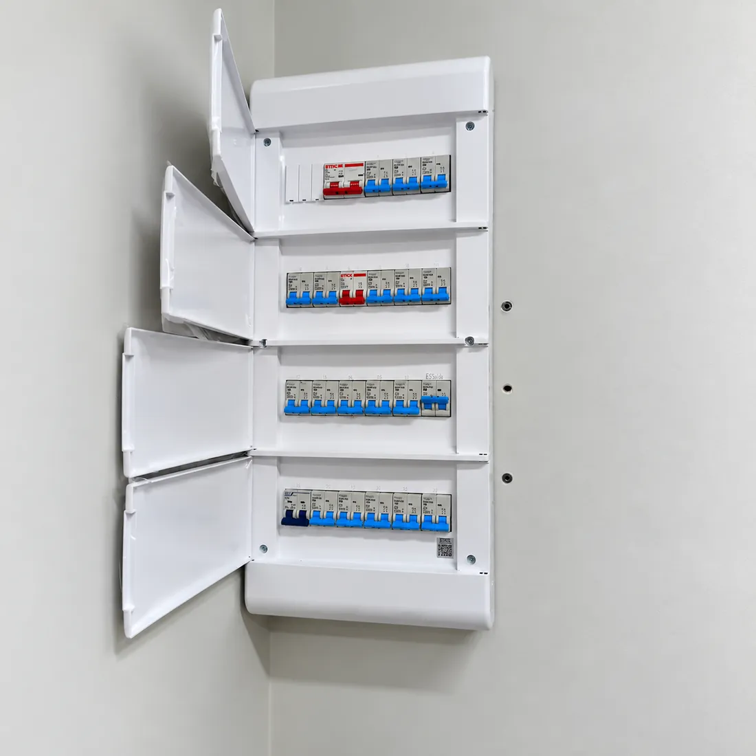 Mesmo quadro finalizado, com disjuntores alinhados e tampas