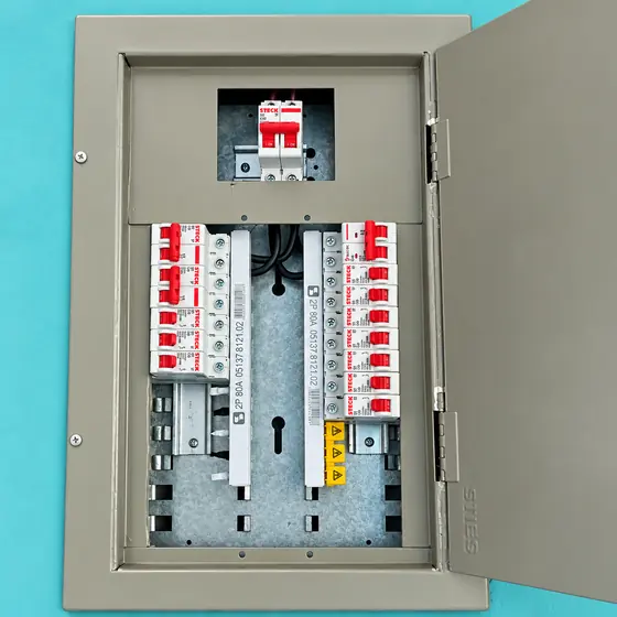 Quadro de distribuição metálico com disjuntores e porta aberta